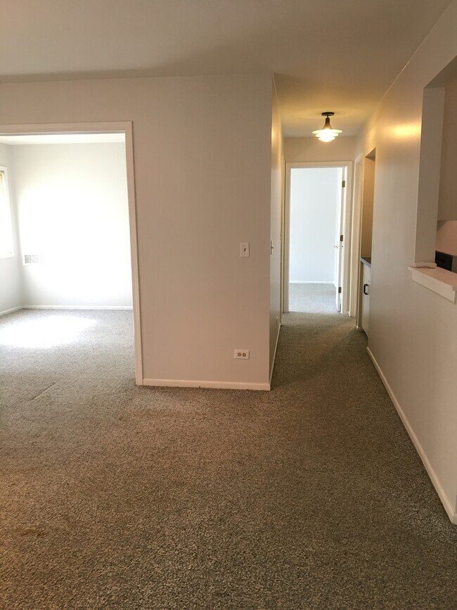 Building Photo - 820 N Lakeside Dr