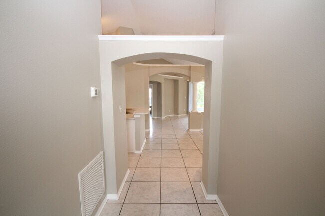 Foto del edificio - GORGEOUS 4 Bedroom, 2 Bathroom Home in Lak...