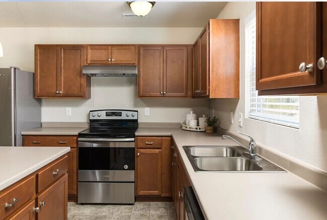 Building Photo - Large 4 bedroom 2000 sq ft home at a great value!