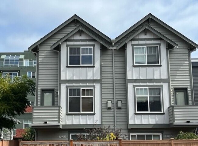 Photo - University District  Beautiful 3/3.5 Townh... Townhome