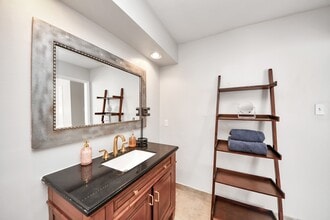Building Photo - 15715 Creekhaven Dr