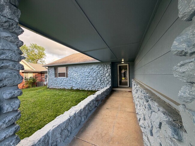 Foto del edificio - 3-bedroom, 2-bath rental in the heart of Tulsa, located in the highly desirable Union School Dist...