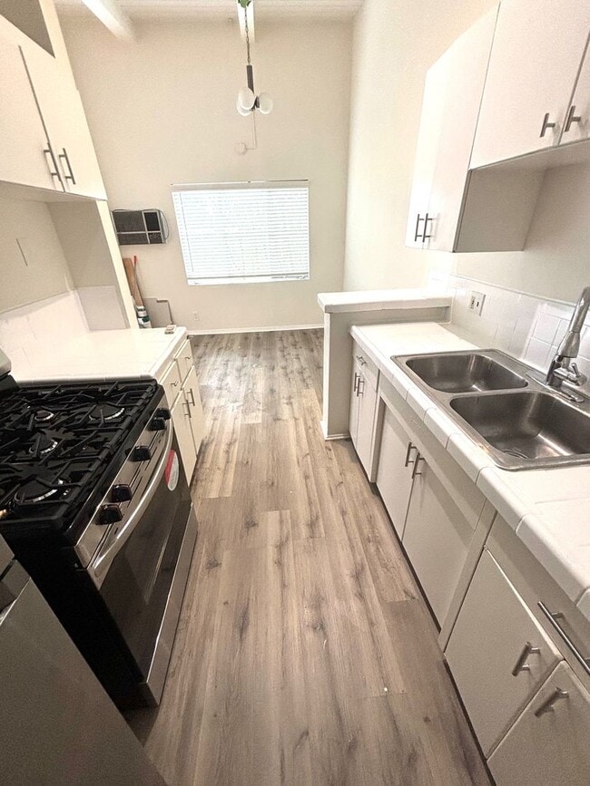 Foto del edificio - 2488 Beachwood Dr