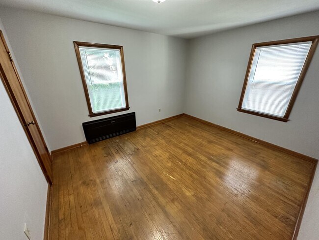 Building Photo - 302 Durand St