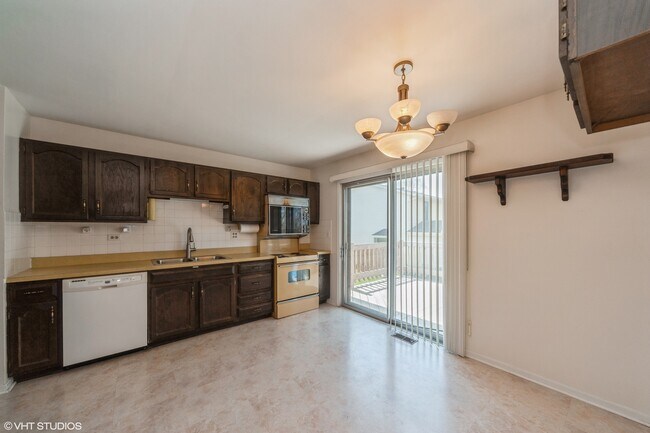 Foto del edificio - 361 Redbud Pl