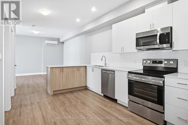 Building Photo - 2396 Cléroux Crescent