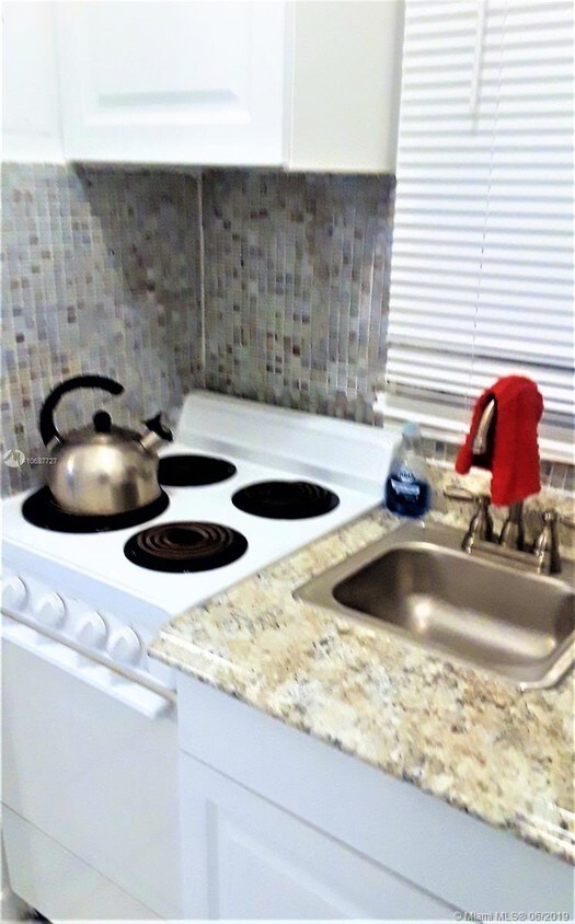 Building Photo - 1908 N Ocean Dr