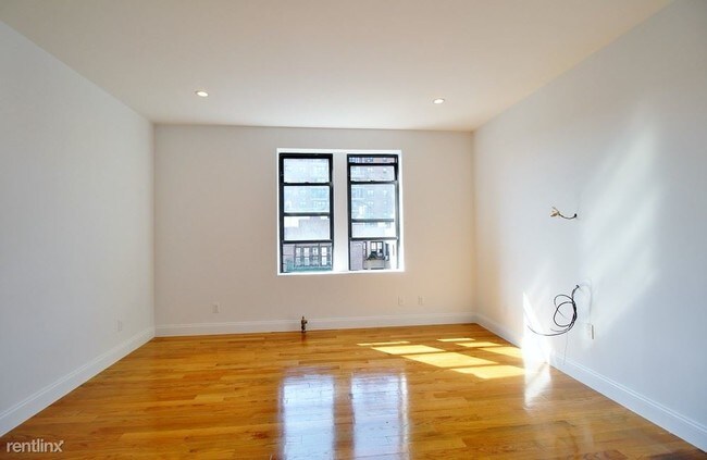 Building Photo - 570 W 204th St