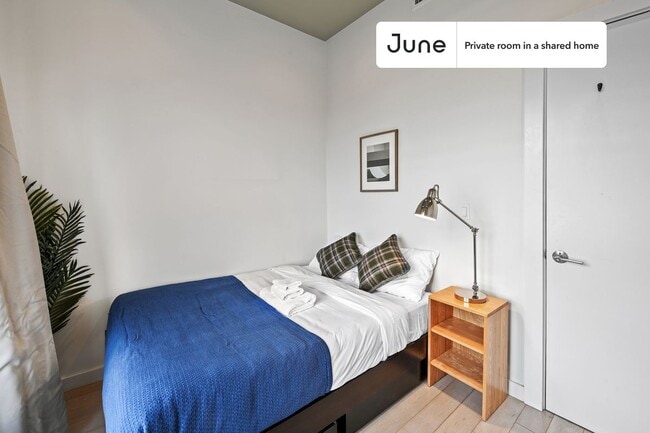 Building Photo - Private bedroom in 6 bed/2 bath Home