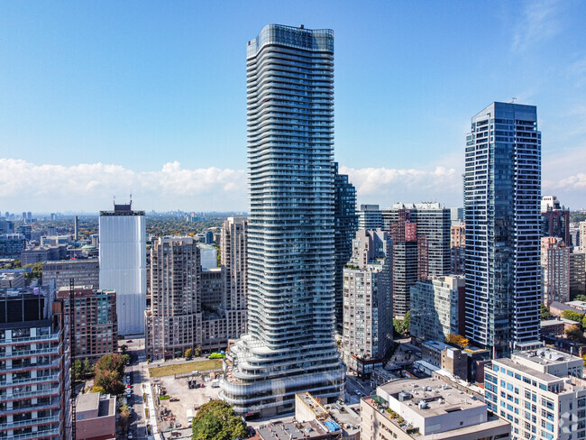 Building Photo - Wellesley on the Park