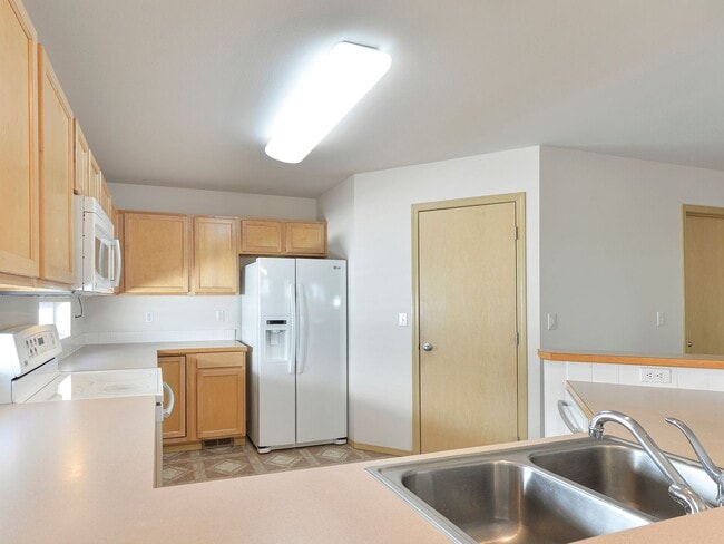 Building Photo - Application Pending - Lovely 3 Bed 2 Bath ...