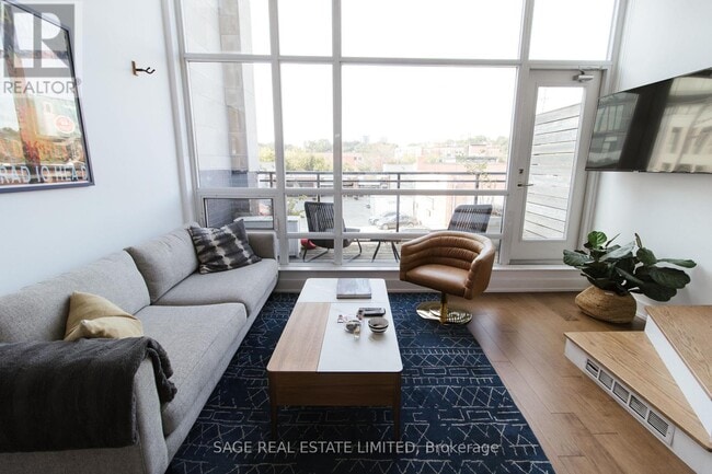 Building Photo - 483 Dupont St