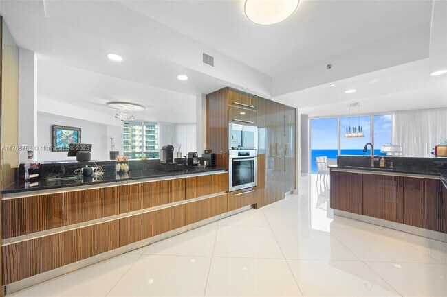 Building Photo - 2711 S Ocean Dr