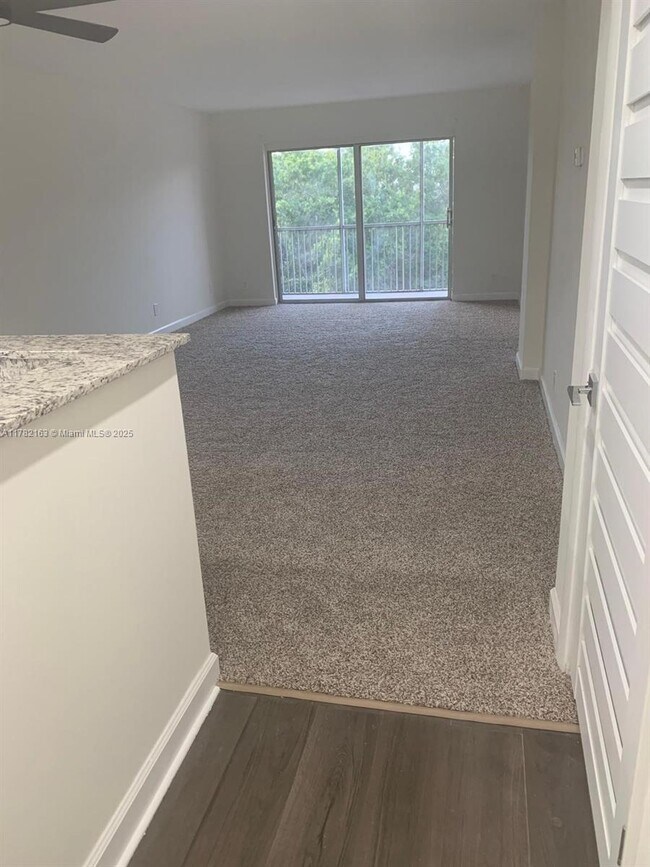 Foto del edificio - 8735 Ramblewood Dr