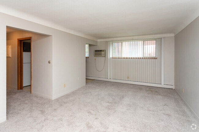 2BR, 1BA - 750SF - Como Lake Estates