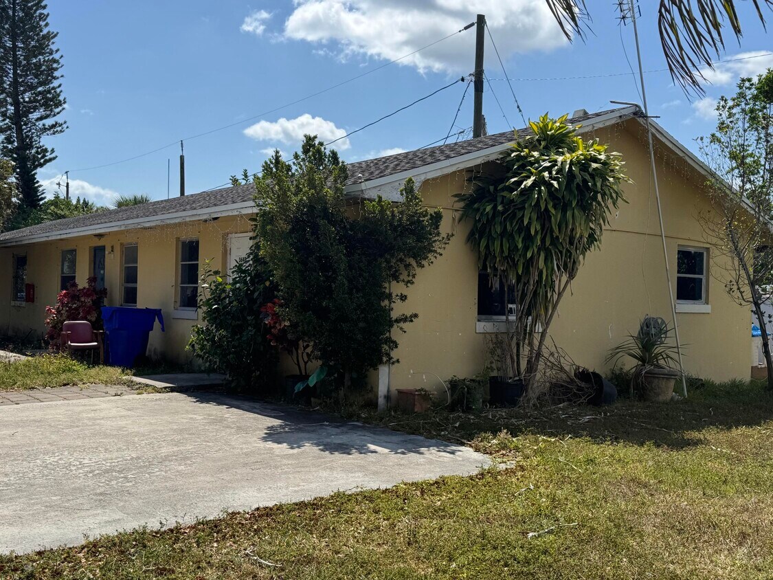 Foto del edificio - 3660 Coconut Rd