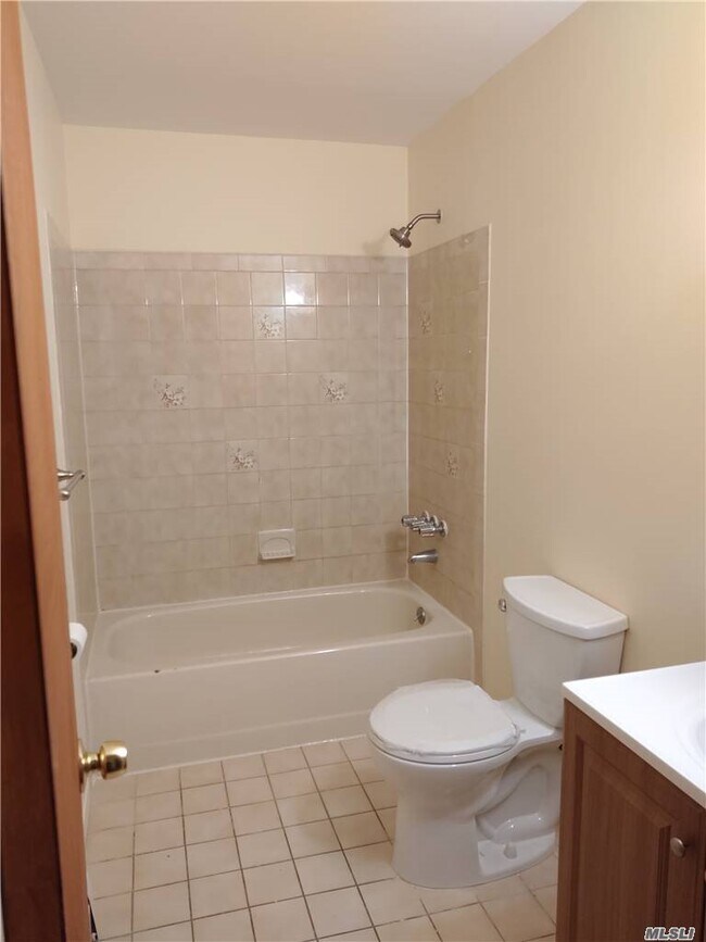 Building Photo - 19 Lakeway Dr