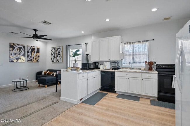 Building Photo - 1632 E Adams St