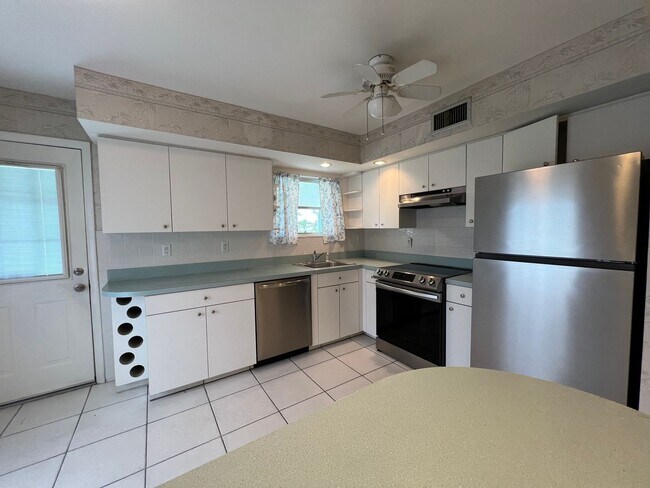 Building Photo - ** Annual ** 2 Bed / 2 Bath ** Single Family Home ** Conveniently Located ** $1,395