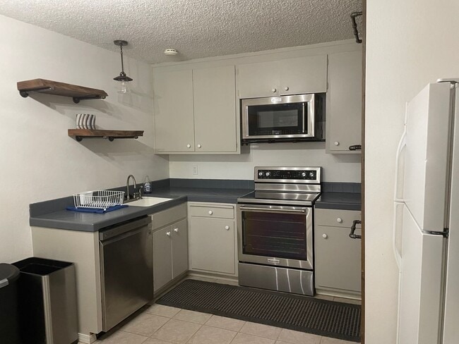 Building Photo - Quiet Corner Unit in Condo Complex