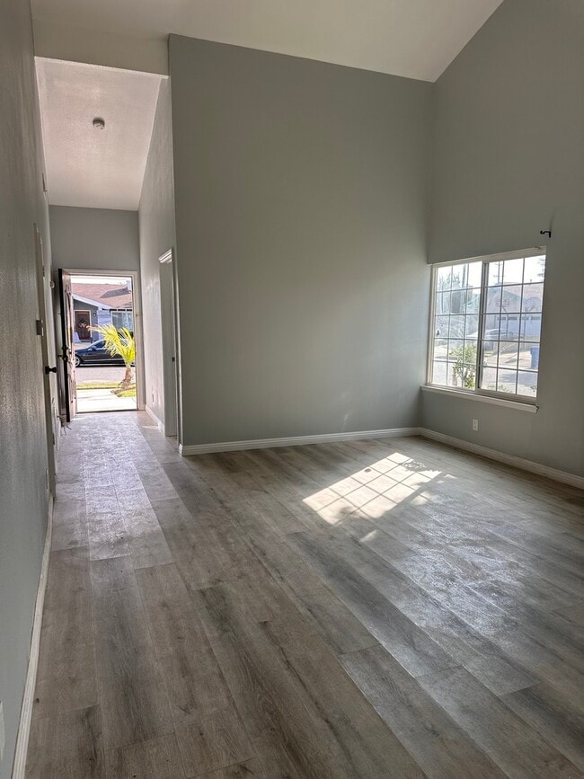 Foto del edificio - 19729 Normandale Ave