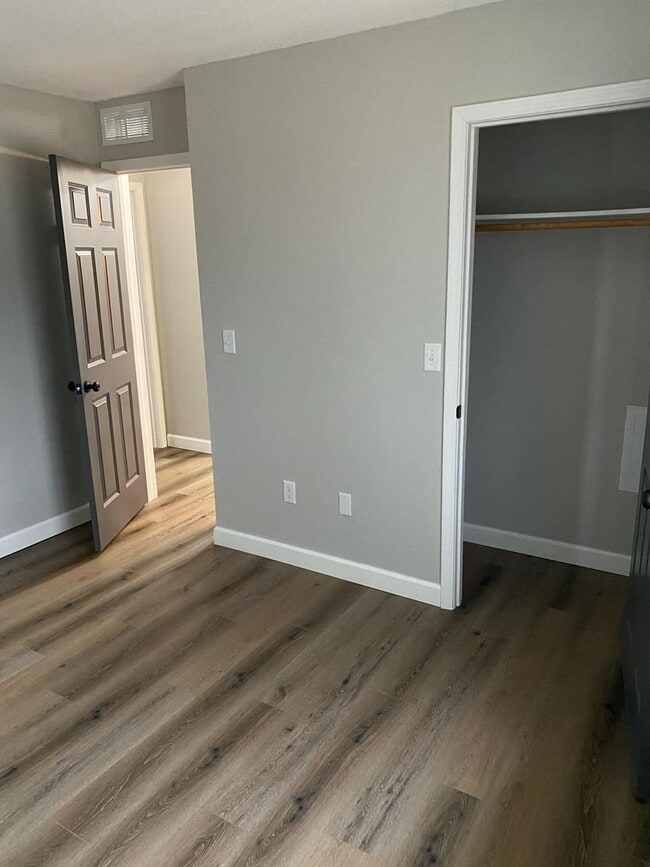 Building Photo - Long Term - 12 Month Lease! Available Now! 2 Bed/1.5 Bath Two Story Townhouse Osage Beach