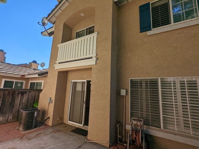 Foto del edificio - You will love this beautiful townhouse near Victoria Gardens!