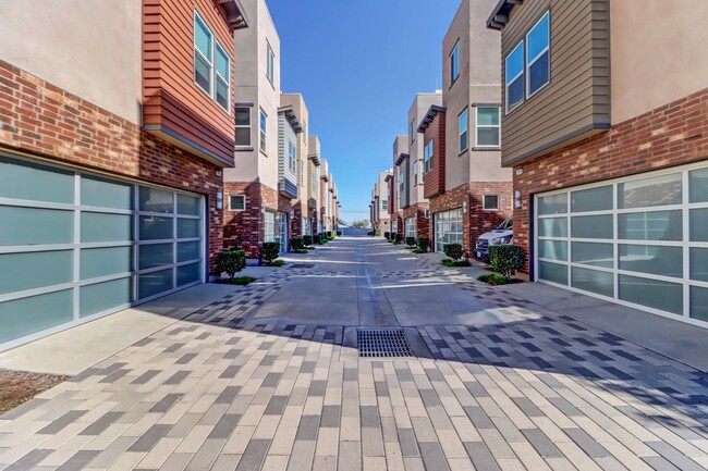 Building Photo - Contemporary Multi-Level Townhouse with Ro...