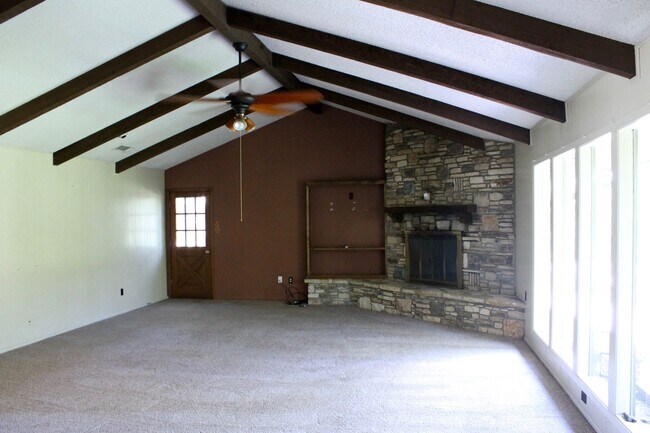 Building Photo - Home on Loneman Creek with large Shop!