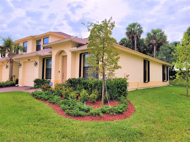 Building Photo - 10027 W Villa Cir