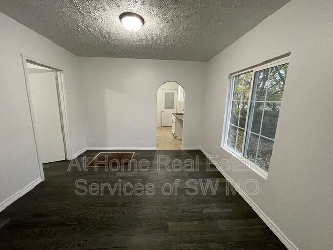 Building Photo - 1104 S Weaver Ave