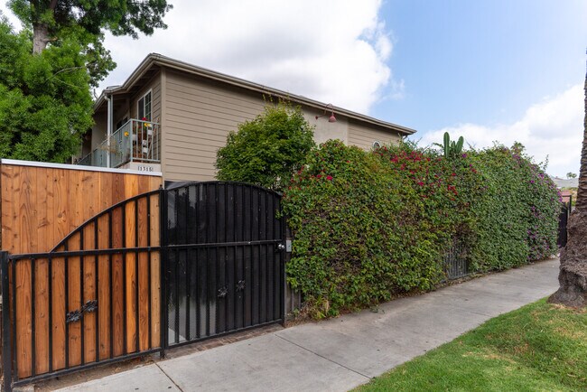 Foto del edificio - 1315 N Hobart Blvd