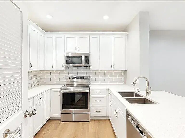Building Photo - 1000 Providence Pl