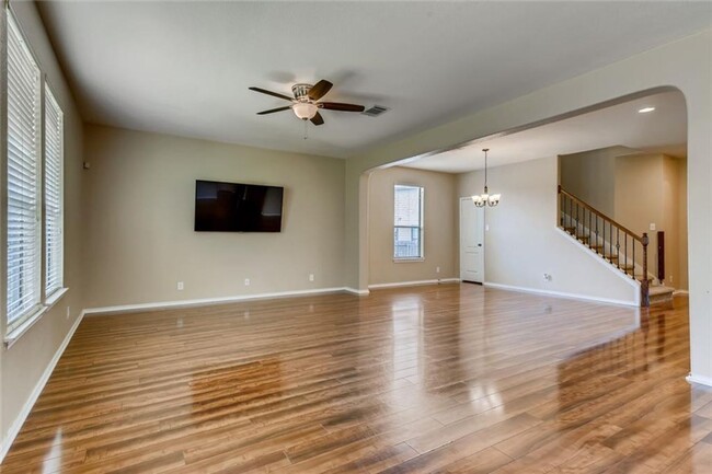 Foto del edificio - Large 4 Bedroom 3.5 Bath Now Avaliable