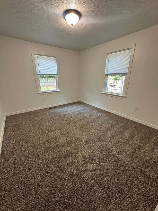 Foto del edificio - 3 Bed, 1 Bath Remodeled House in Goshen