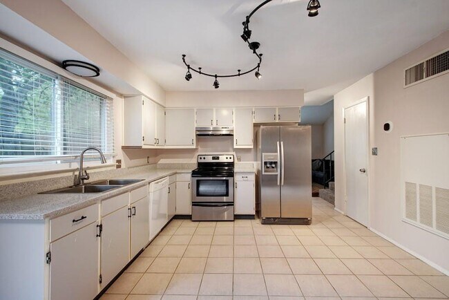 Foto del edificio - 9507 Blue Creek Ln