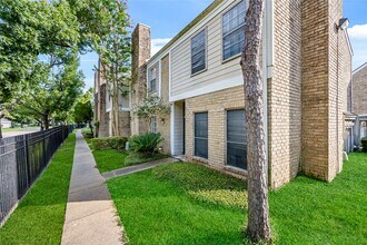 Building Photo - 11710 Southlake Dr