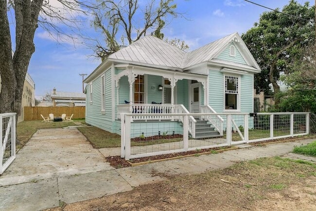 Building Photo - 121 San Arturo St