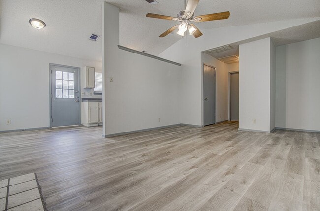 Foto del edificio - 9624 Sugar Hill Dr
