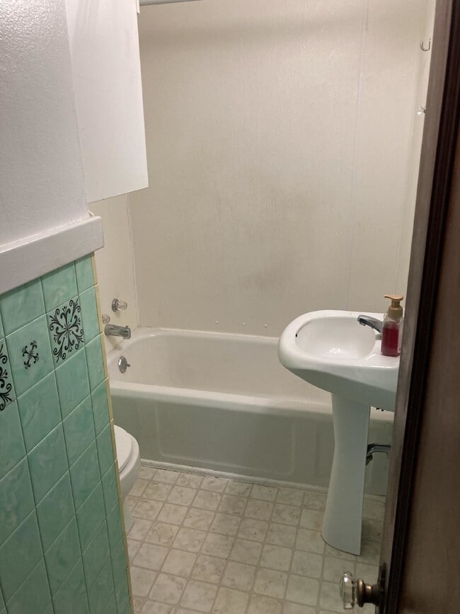 Building Photo - 2 Bedroom, 1 Bathroom Lower Unit in Downto...