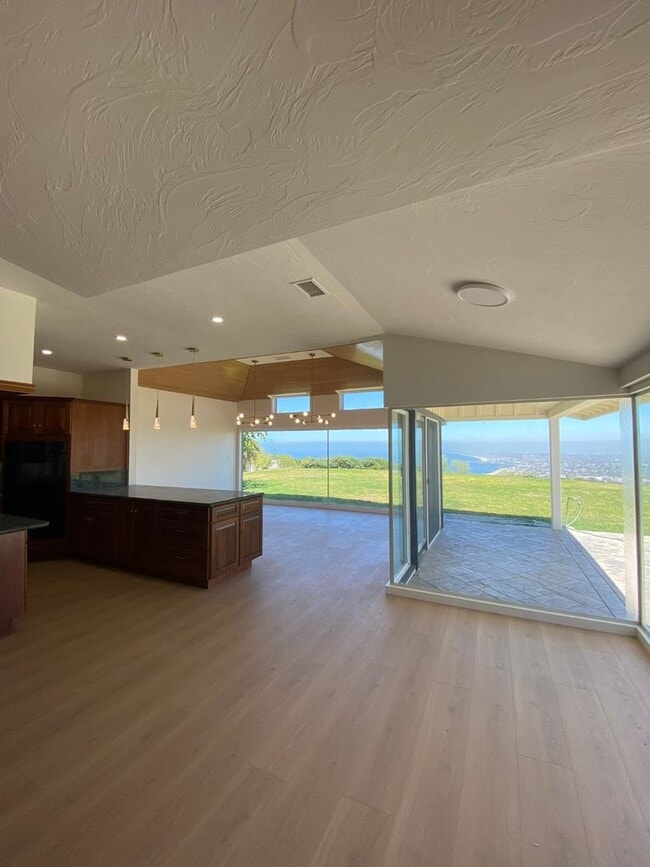 Building Photo - 3 bed 3.5 bath House with Ocean Views