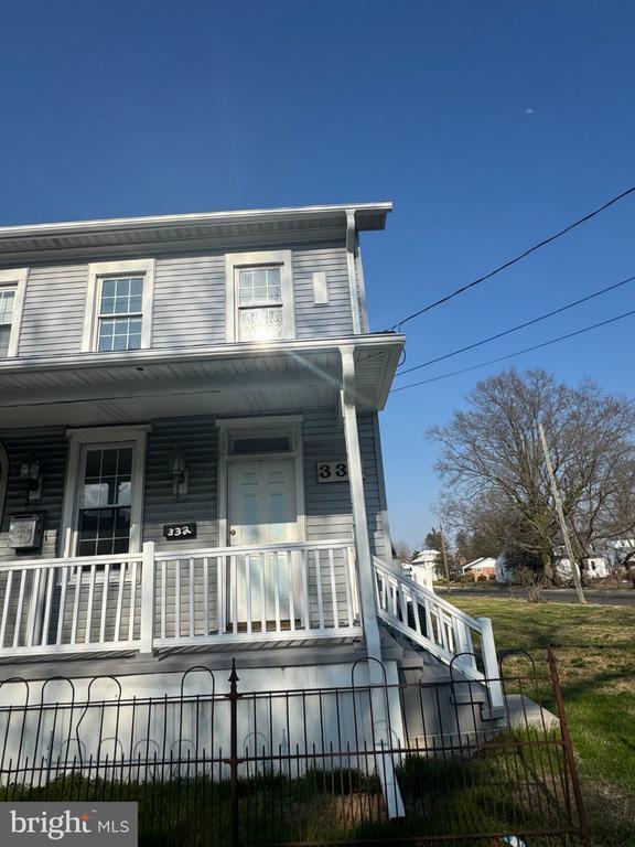 Foto del edificio - 332 E Broadway