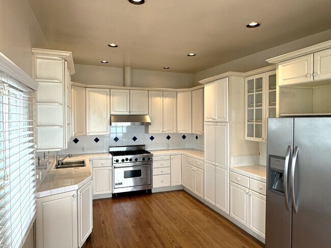 Foto del edificio - EXPANSIVE OCEAN VIEW from 2 balconies, VALUE Price in PDR