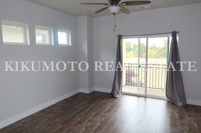 Foto del edificio - Modern & Elegant Tri-level home in the Riverside Terrance Community