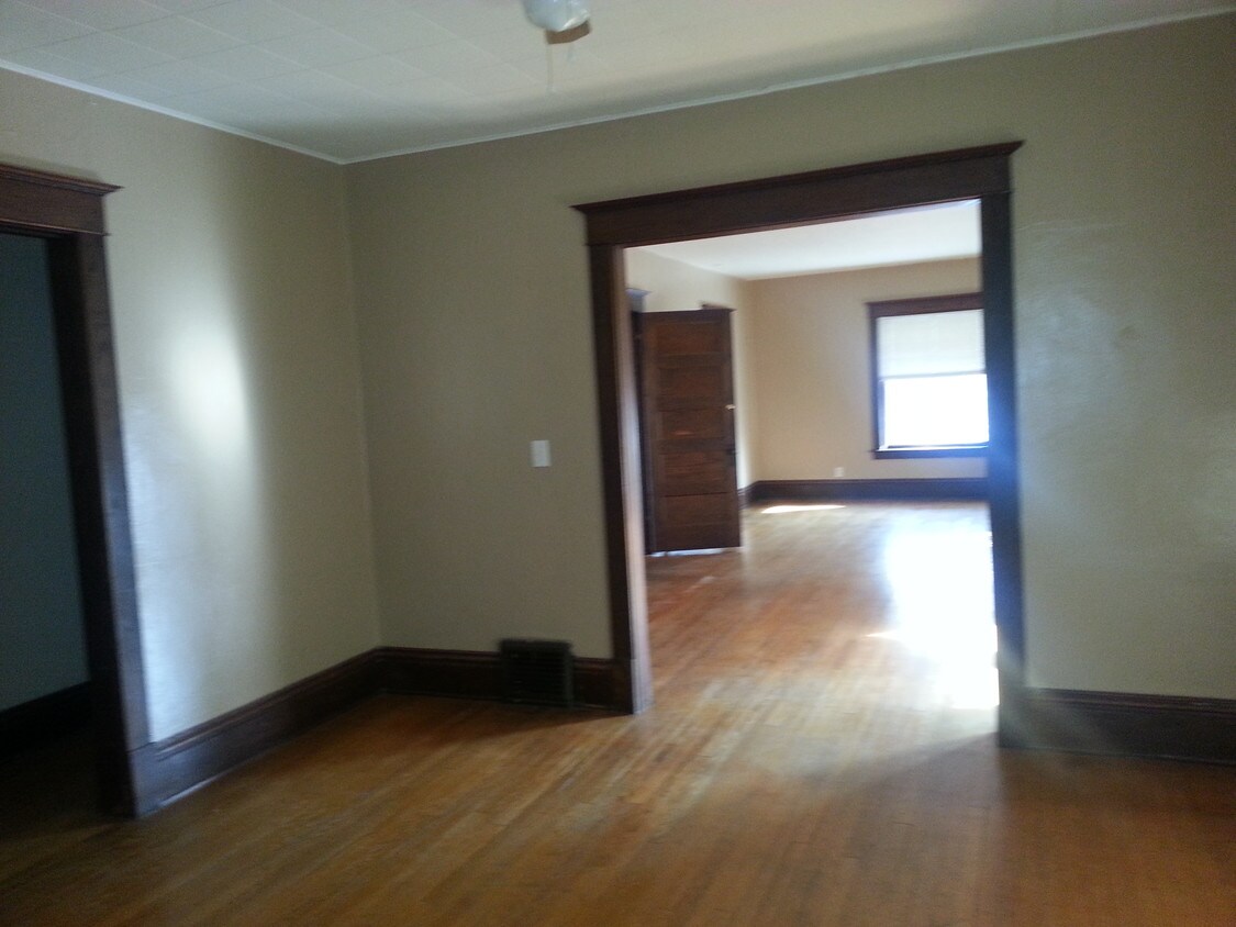 Primary Photo - 117 S Gardiner Ave