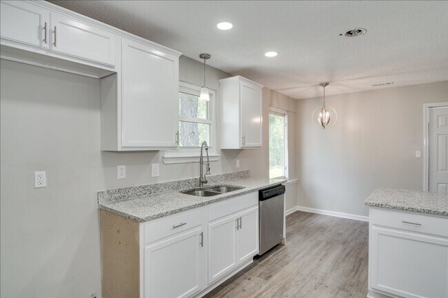 Building Photo - Beautiful 4 Bedroom Home