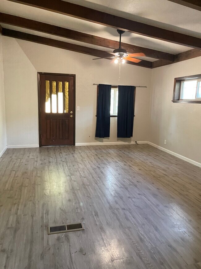 Foto del edificio - 1004 Bryant Ave