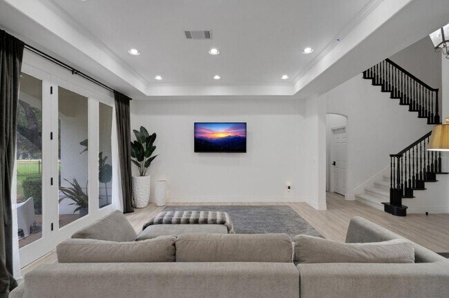 Building Photo - 608 Lakeway Dr