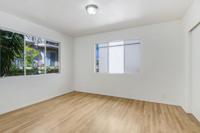 Building Photo - 907 S Holt Ave