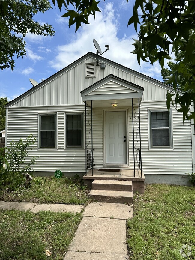 Building Photo - 1202 E Clark St